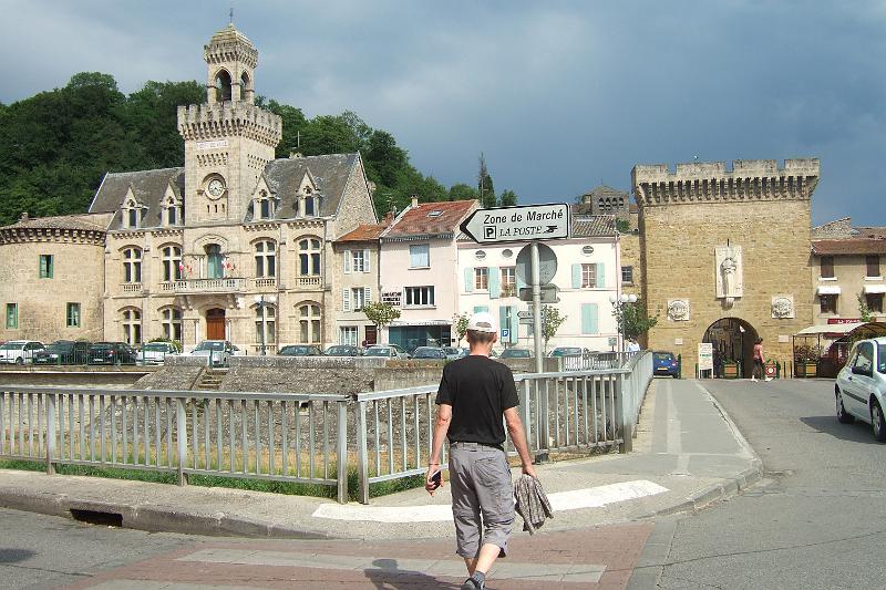 2011-05- (1328).JPG - Das Hôtel de Ville mit westlichem Stadttor - im Hintergrund der Hausberg "les Gontardes"